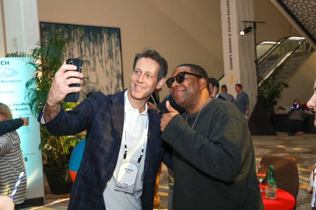 IAB ALM 2024 | IAB ALM Attendees take a photo with SNL Cast Member Kenan Thompson during the ‘Surfin ALM’ Dinner Reception